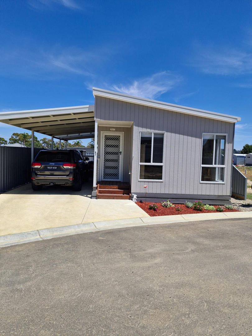 Ballarat Lifestyle Village - Near-New, Custom, One-Bedroom Home