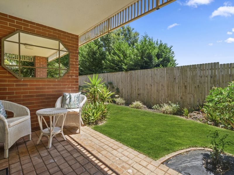 Secluded garden apartment with lush surroundings