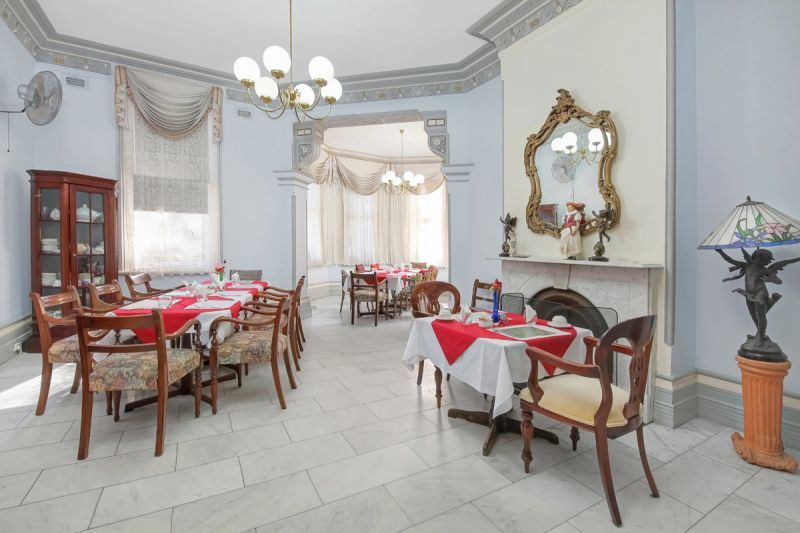 BE QUICK : SOUGHT AFTER SUNFILLED 2BR APARTMENT WITH A GLORIOUSLY GREEN OUTLOOK TO THE EAST