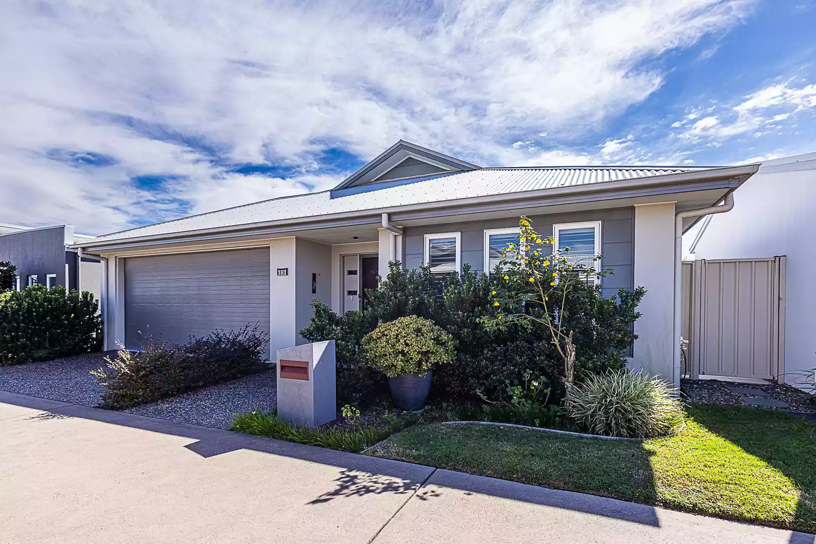 Palm Lake Resort Fern Bay - Beautifull home with a wow factor