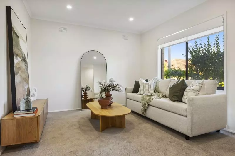 North-facing 1-bedroom villa with beautiful sun-drenched sunroom