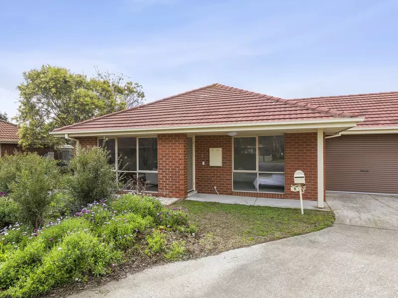 Beautifully presented Unit with Space to Unwind