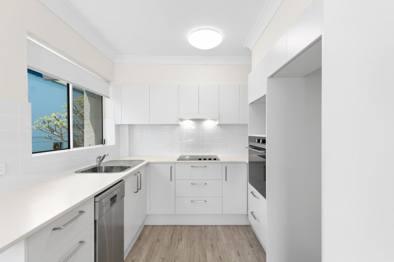 Gorgeous 1 bedroom unit with large open plan living/kitchen area.