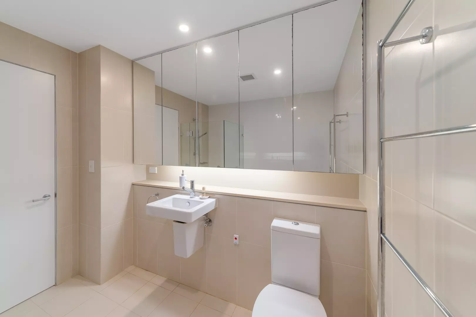 Elevated North-Facing 3 bedroom 2 Bathroom Apartment at The Woniora