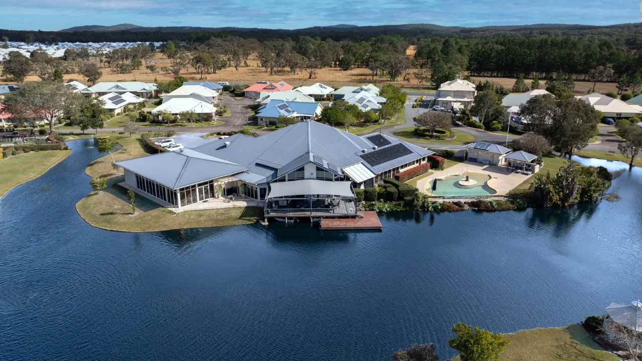 Spacious 3 Bedroom Home with Lake View - Home 184 Sovereign