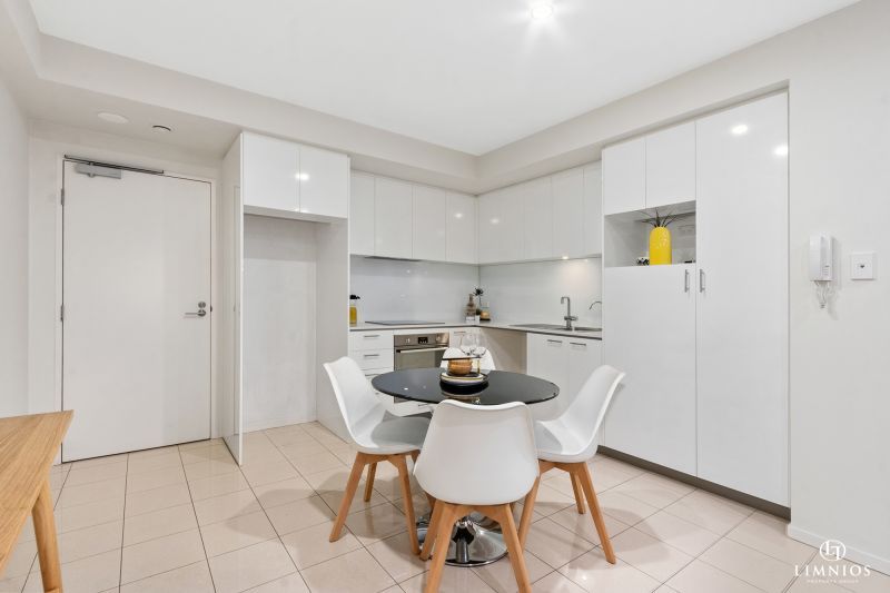 Resort Lifestyle On The City Fringe!