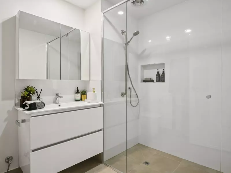 Brighton Bayside Apartment - Fully Refurbished