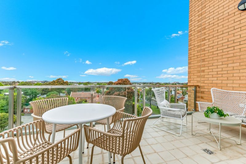 Airy top-floor apartment with stunning north-east views