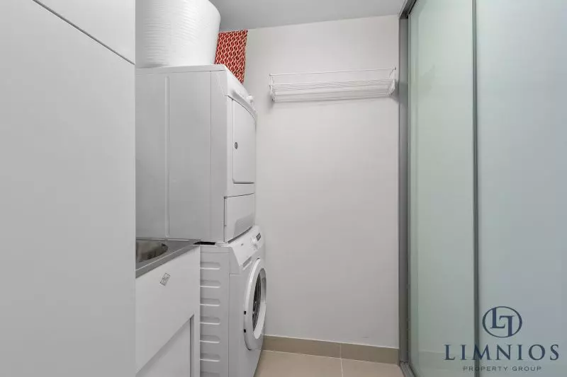 Warehouse Terrace Style Apartment With 3 Bedrooms Plus a Study!!