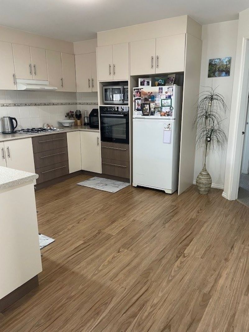 Quiet Court Location, just move in!