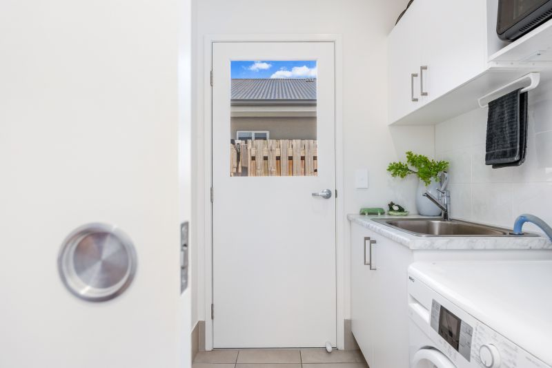 Vibrant Modern Home – Carefree Alfresco Living!