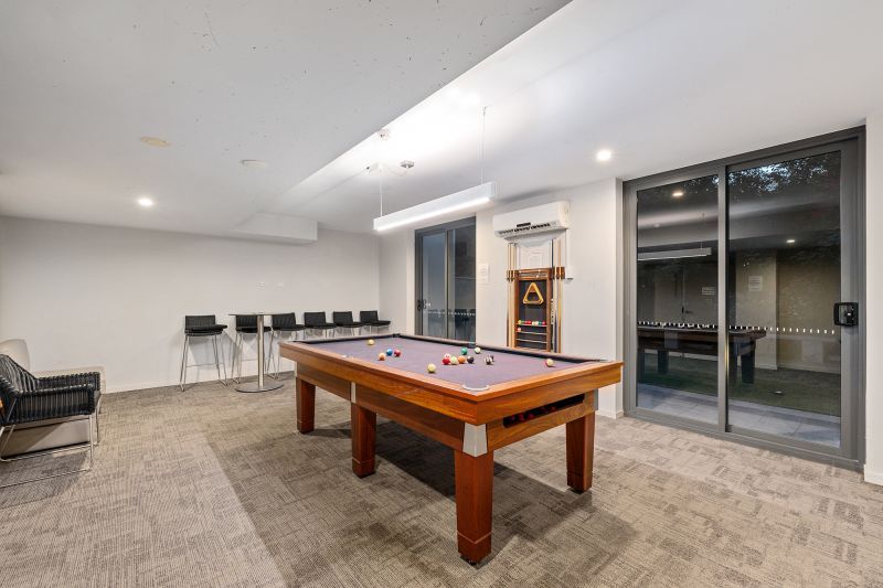 Top Floor Apartment With Views!