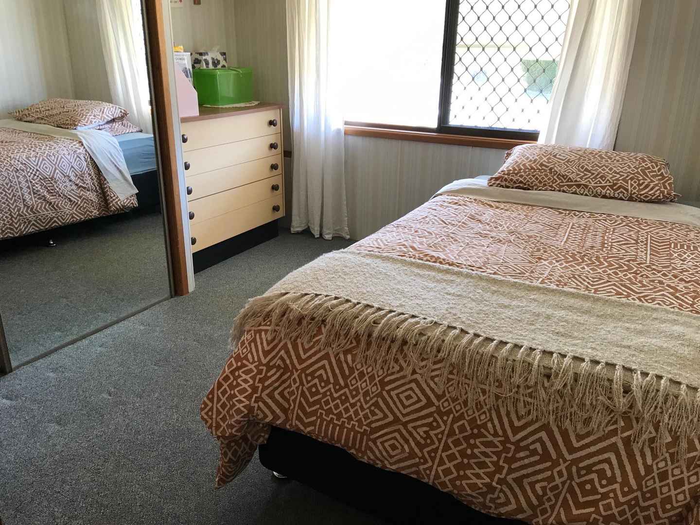 Convenience location 2 bedrooms house is open for adding new retirement home ideas