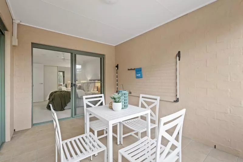 One-bedroom serviced apartment by the bay