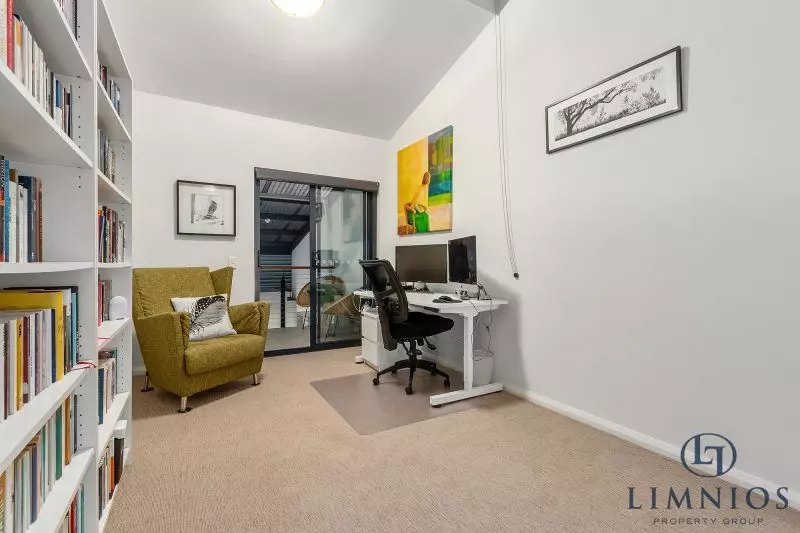 Warehouse Terrace Style Apartment With 3 Bedrooms Plus a Study!!