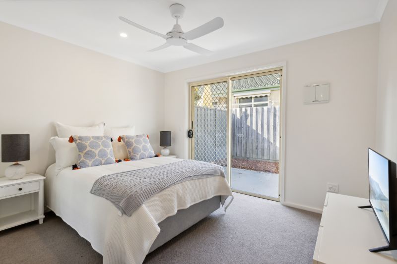 Newly refurbished 2 bedroom unit with spacious lounge area