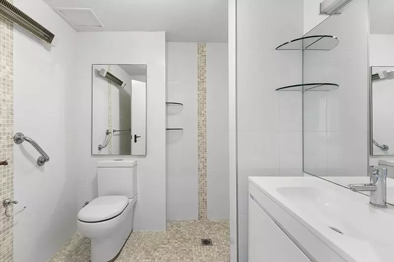 Sunny North facing studio apartment leads onto a beautiful flowering garden.