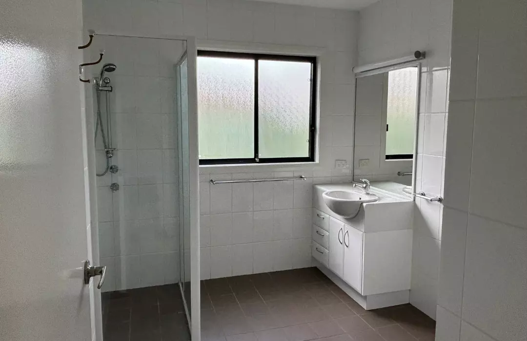 DEPOSIT TAKEN Sturt Villa - Modern and Refurbished 2 Bedroom Villa with Sunroom