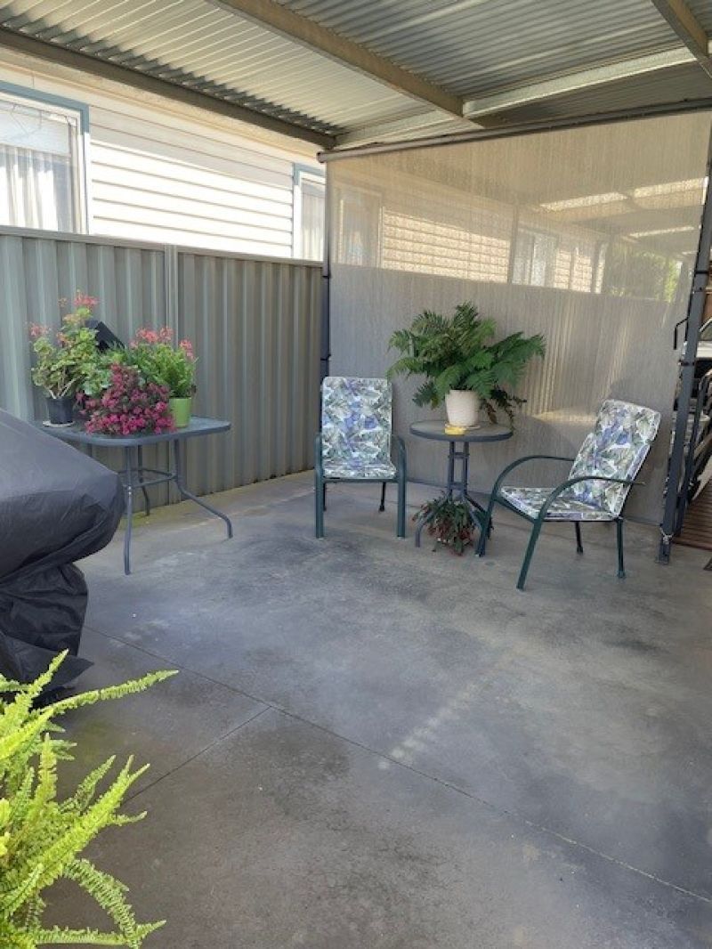 Quiet Court Location, just move in!