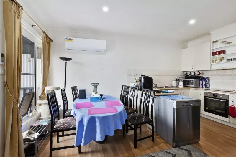 Charming Cottage with Sunlit Spaces