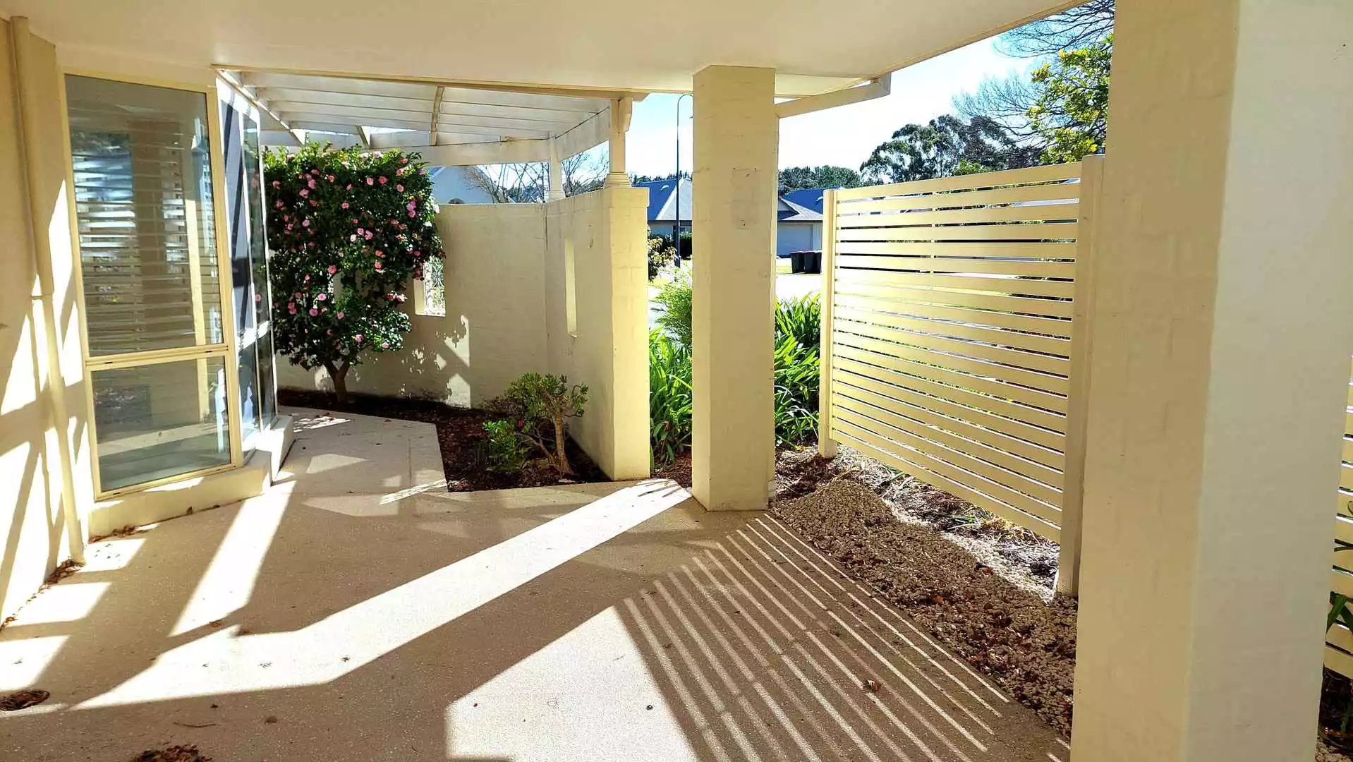 Spacious Light-filled 3 Bedroom Home with Double Garage- Home 24 Sovereign