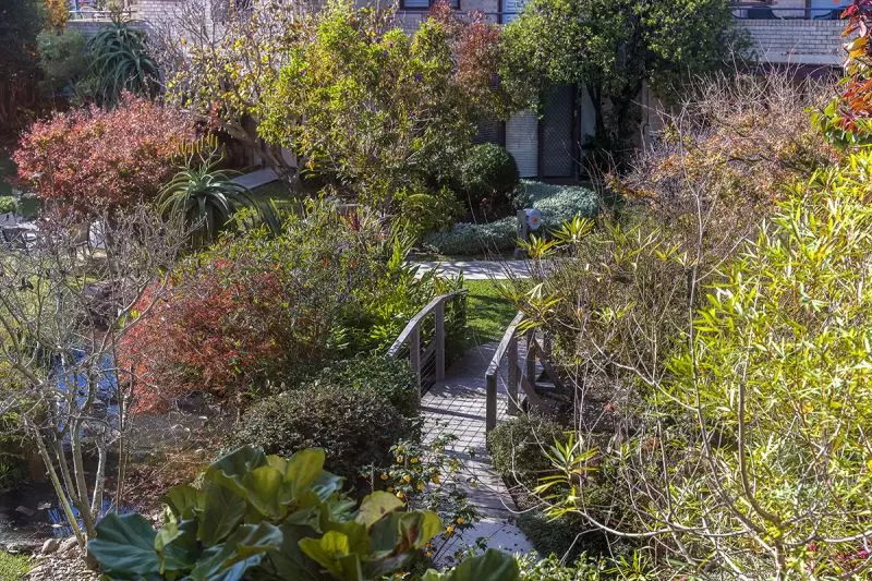 Beautifully Presented Renovated One Bedroom with Extra Workspace