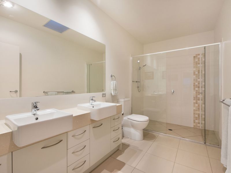 Luxury, Landing living