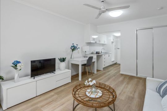 Serene top-floor one-bedroom apartment