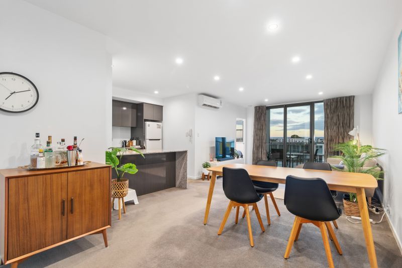 Top Floor Apartment With Views!