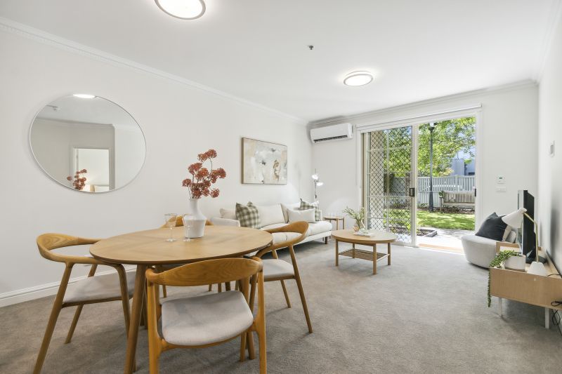 Spacious ground-floor apartment opening onto beautiful garden setting