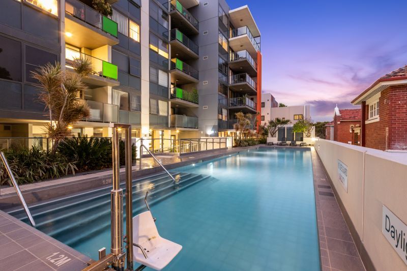 Top Floor Apartment With Spectacular Views!