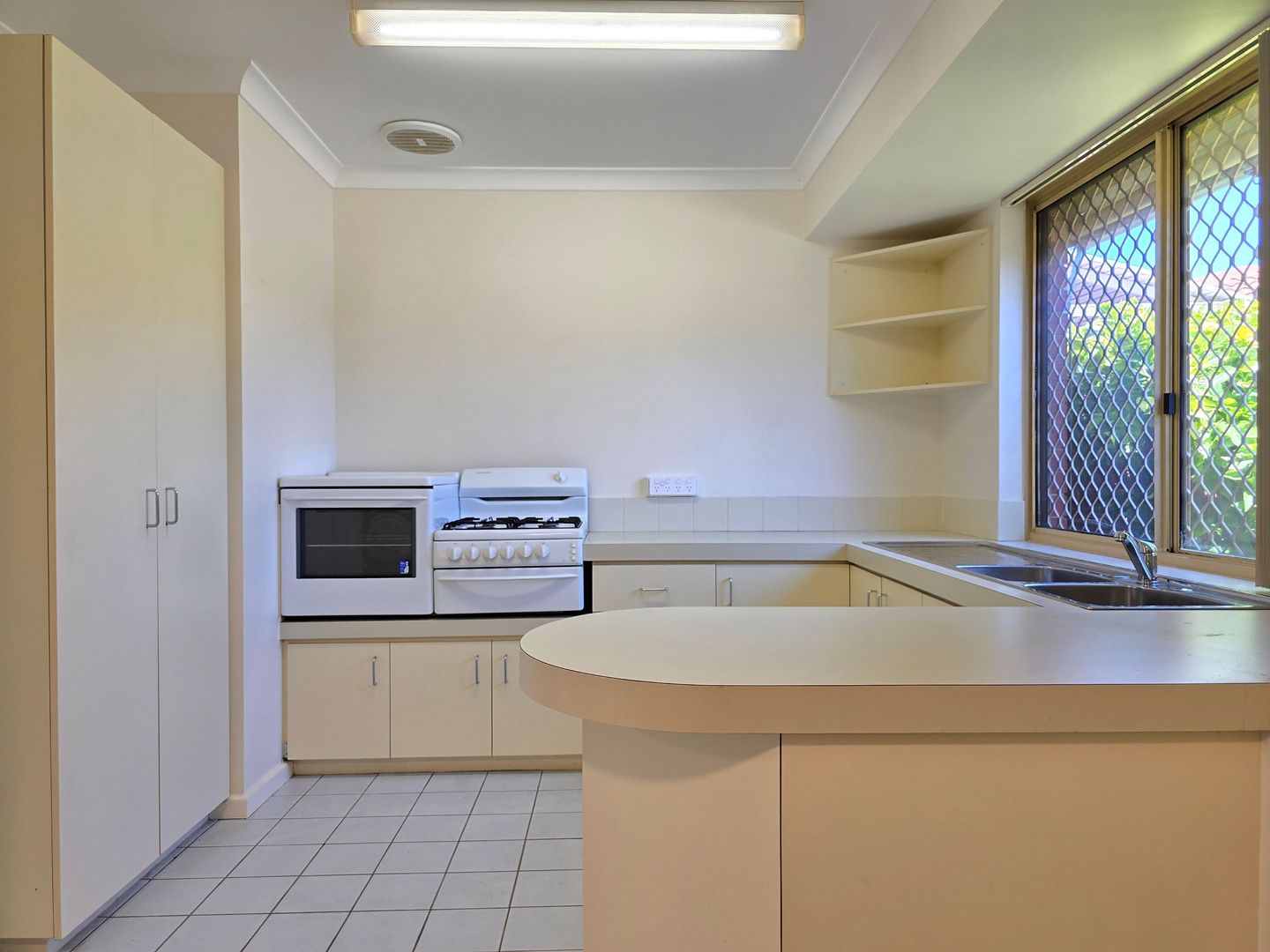 Under Offer! Just Listed! 2 Bedroom, 1 Bathroom Retirement Villa in Bentley