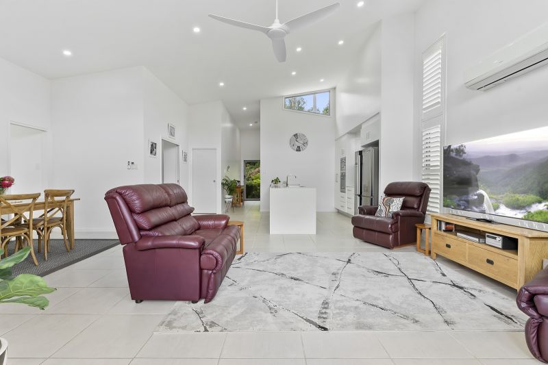 Contemporary Luxury – Exquisite Rainforest Views!