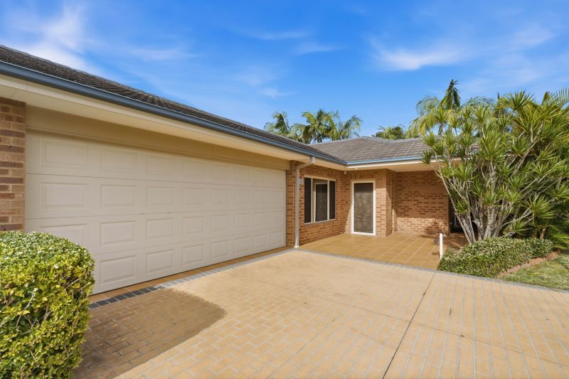 Spacious villa with double garage
