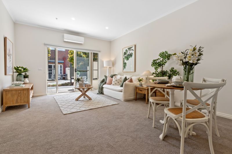 One-bedroom ground floor apartment with an open study