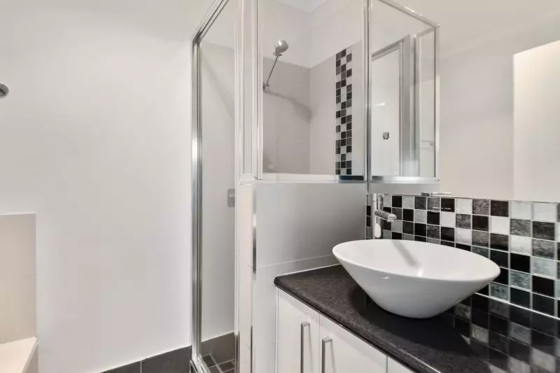 Ticking All Boxes: Location, Modern, Spacious & NO STRATA