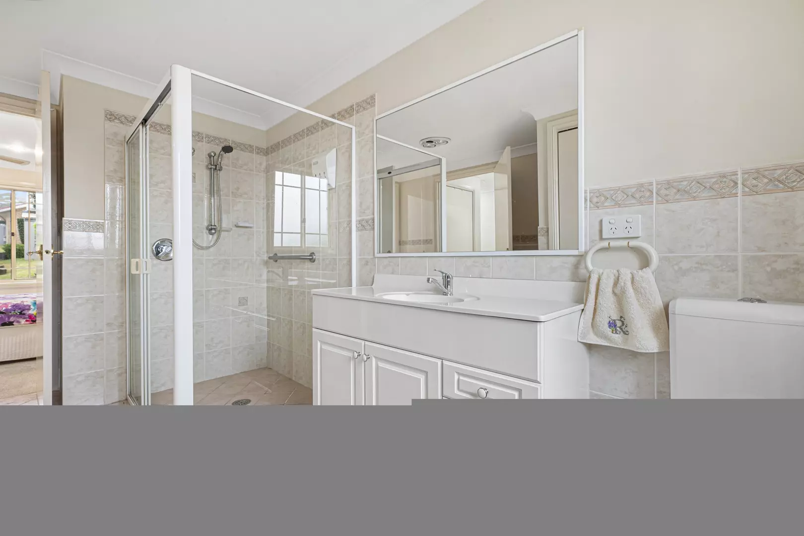 2 Bedroom unit With Private Rear