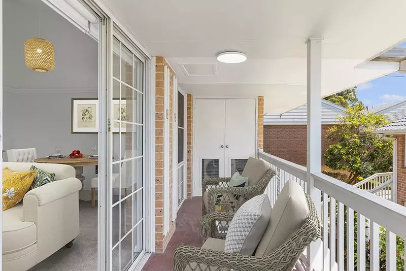 Beautifully renovated 2 bedroom unit with sunny balcony and light-filled throughout.