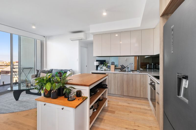 Stunning Views and Urban Lifestyle!!