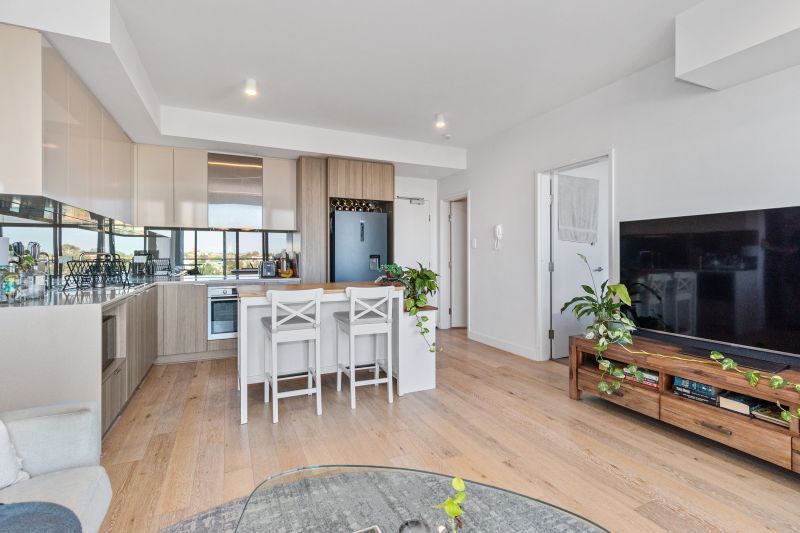 Stunning Views and Urban Lifestyle!!