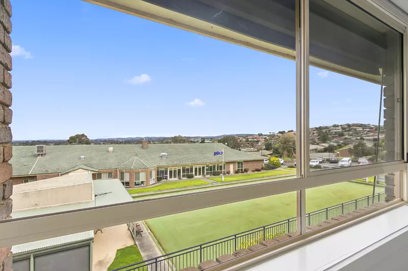 Light-Filled Serviced Apartment with Leafy Views