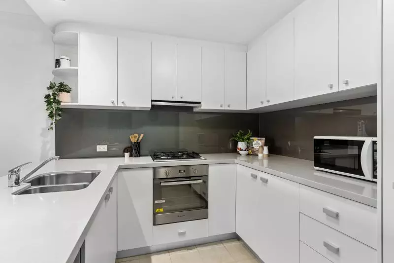 Light & Bright Living, Refurbished... See it to Believe it!!