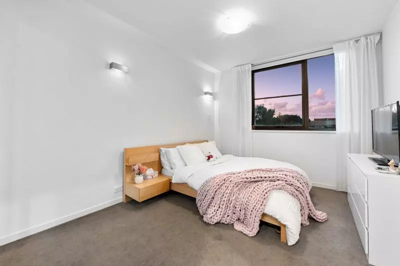 Top Floor Apartment With Spectacular Views!