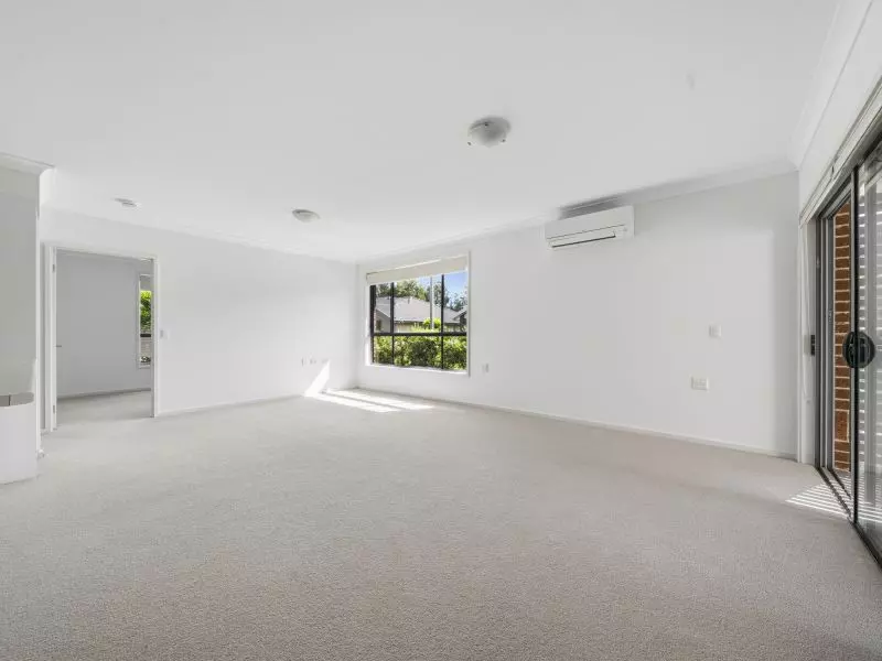 Beautifully Presented Corner Villa