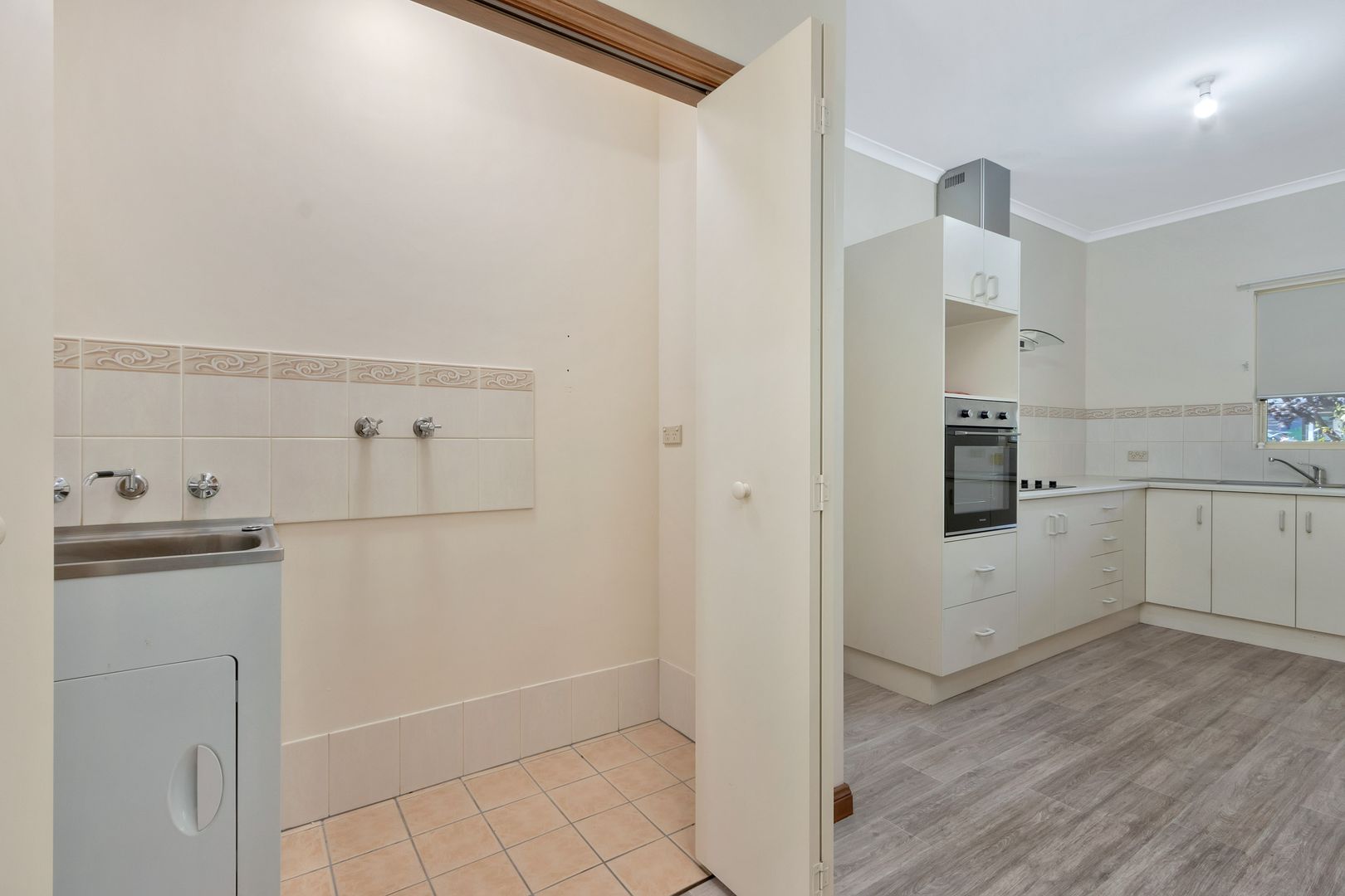 Spacious One Bedroom +Sunroom - Great Location