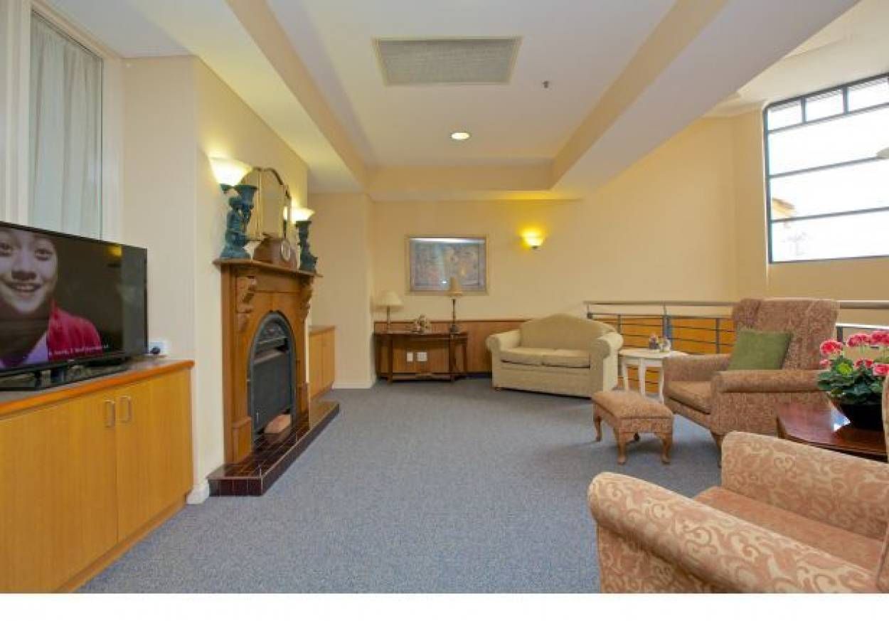 Moline House is within easy reach of the popular Karrinyup Shopping Centre, neighbouring parklands and local transport.