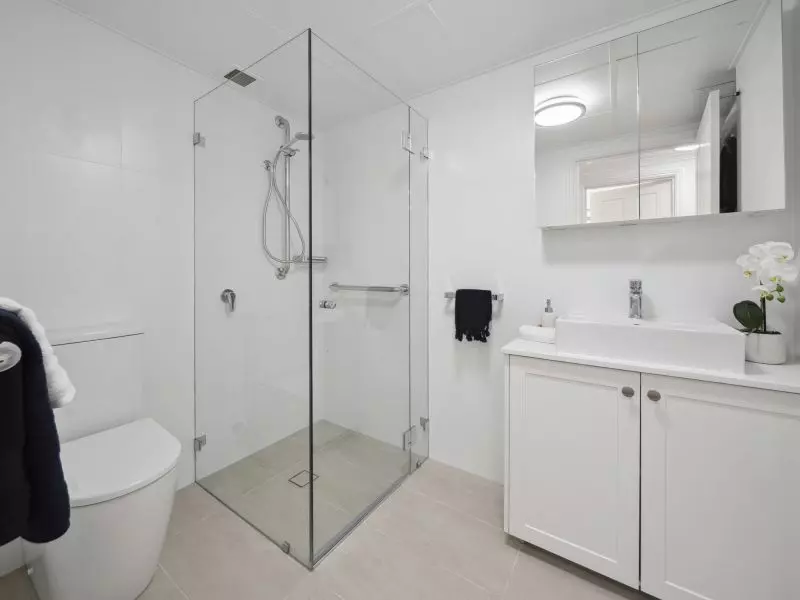 Move-in ready luxurious serviced apartment