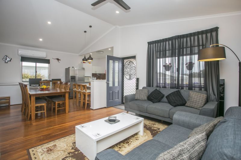 Beautifully Presented Smart Home plus Golf Buggy