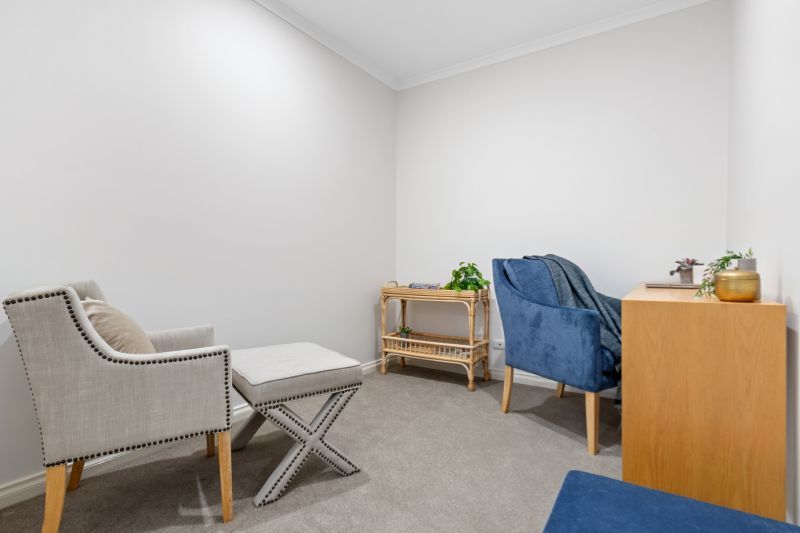 One-bedroom ground floor apartment with an open study