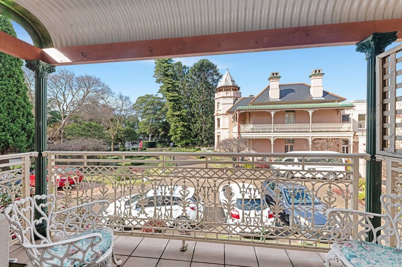 PRIME LOCATION Larger one bedder with added extras